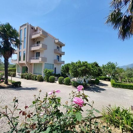 Hotel Dini Radhimë Екстериор снимка