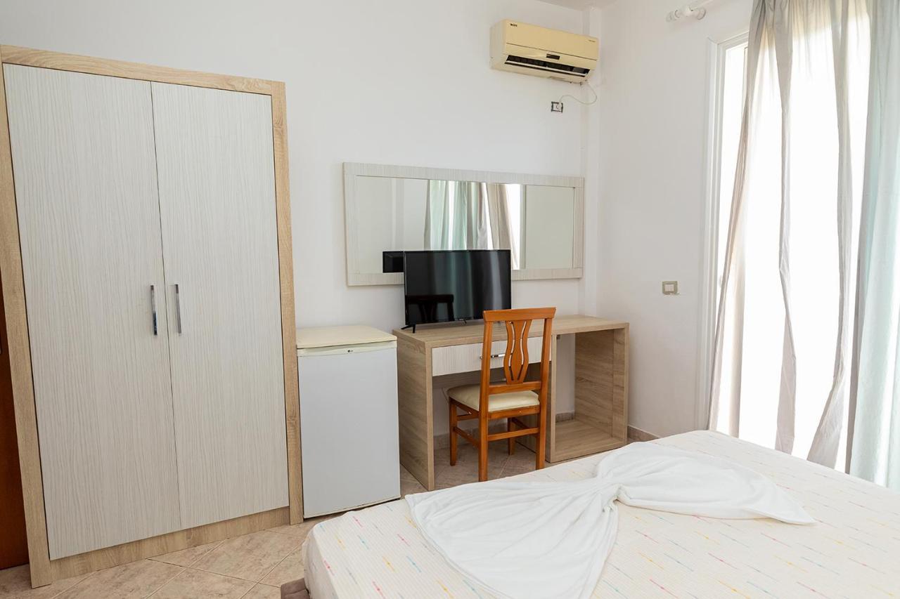 Hotel Dini Radhimë Екстериор снимка