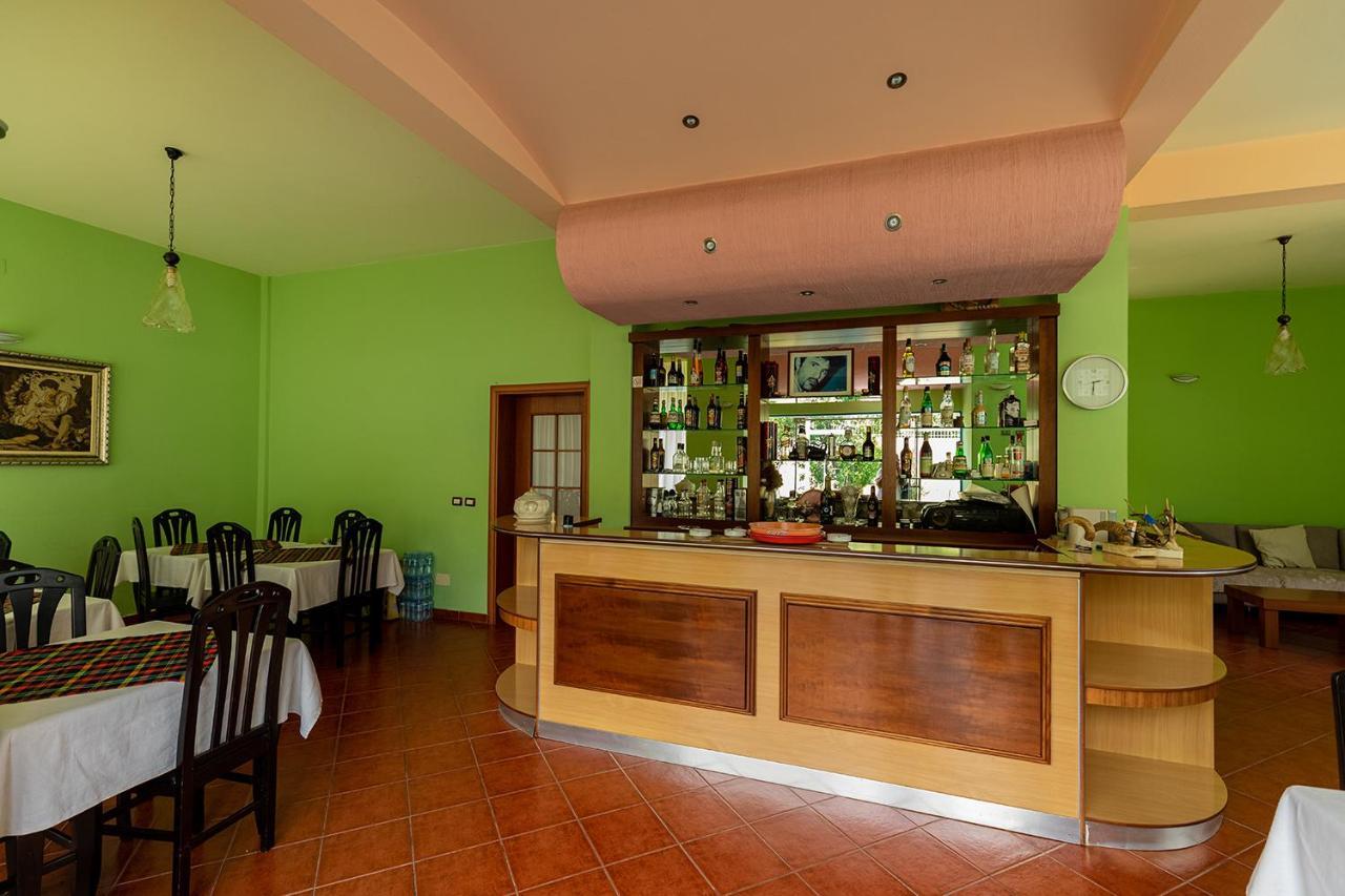 Hotel Dini Radhimë Екстериор снимка