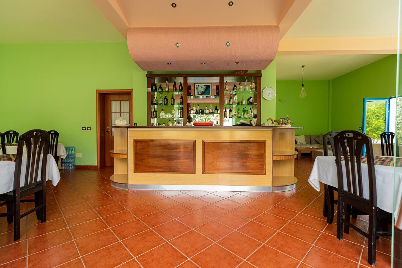 Hotel Dini Radhimë Екстериор снимка