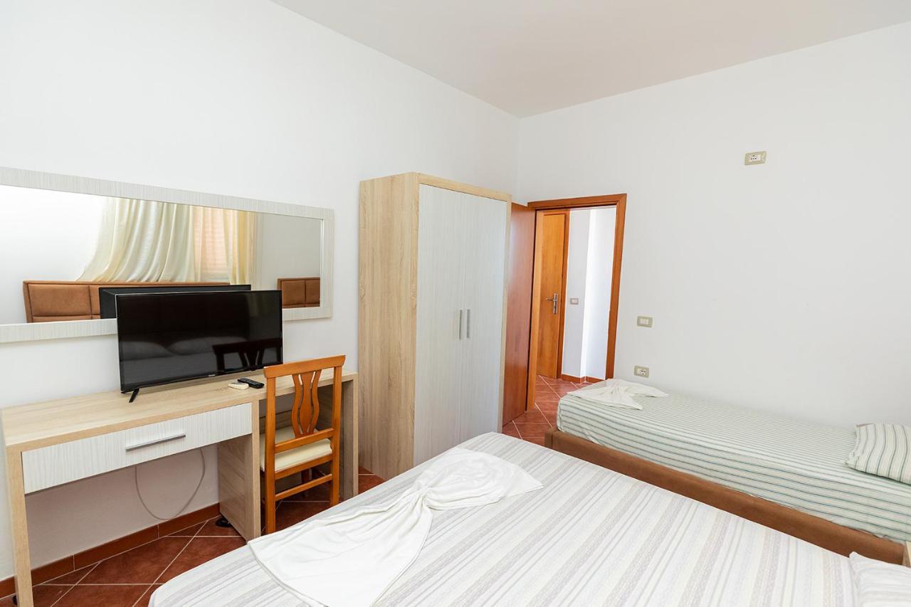 Hotel Dini Radhimë Екстериор снимка