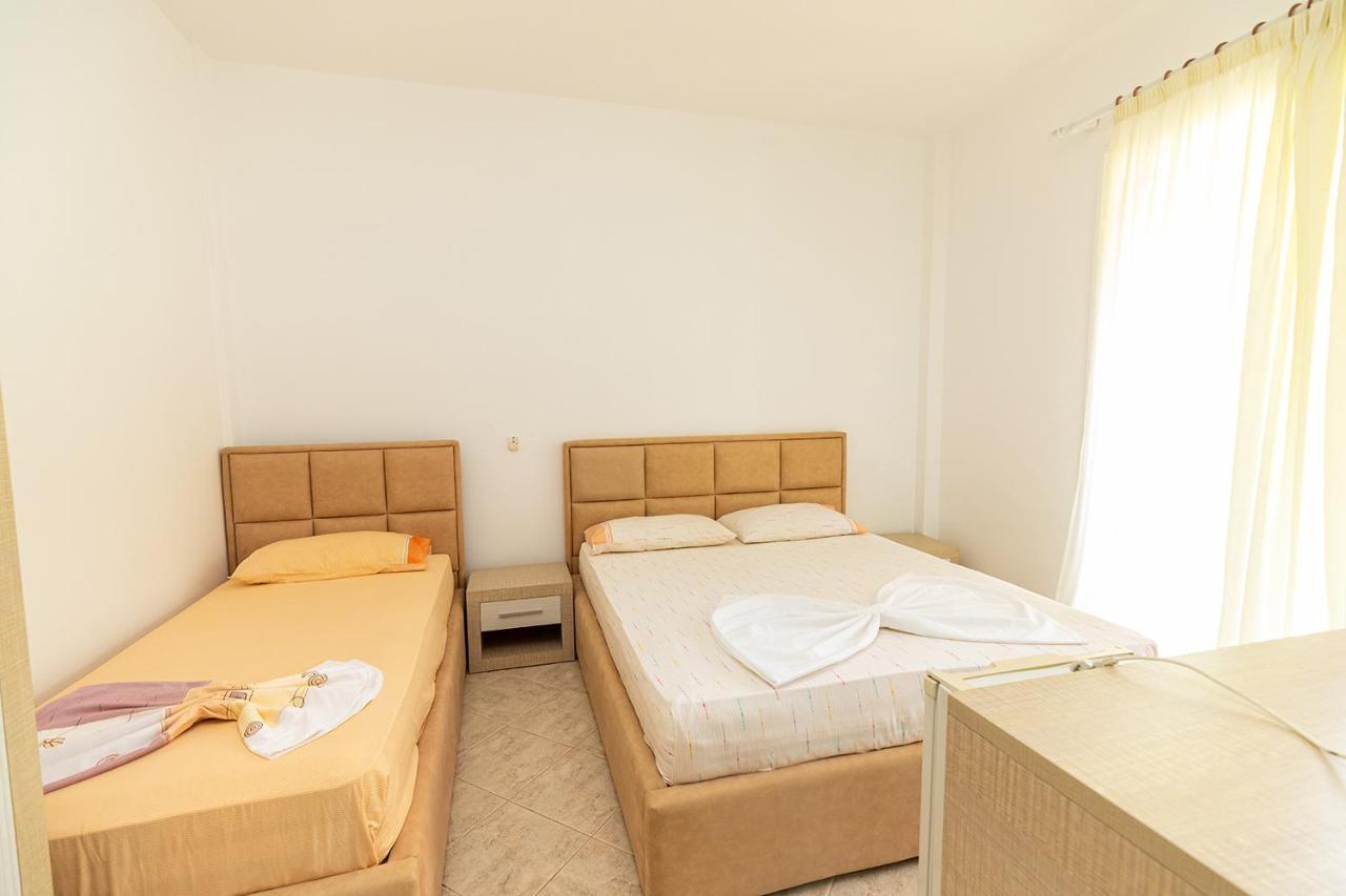 Hotel Dini Radhimë Екстериор снимка