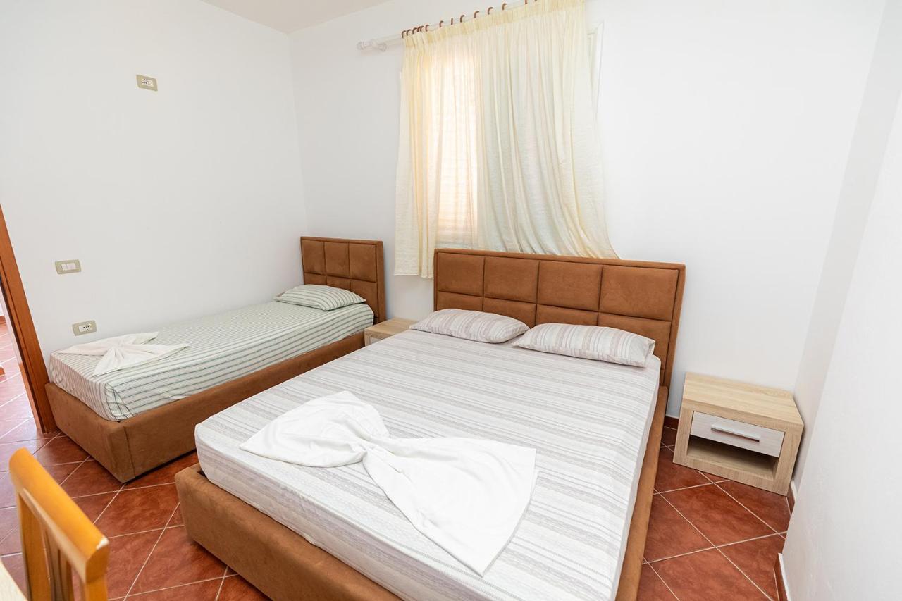 Hotel Dini Radhimë Екстериор снимка