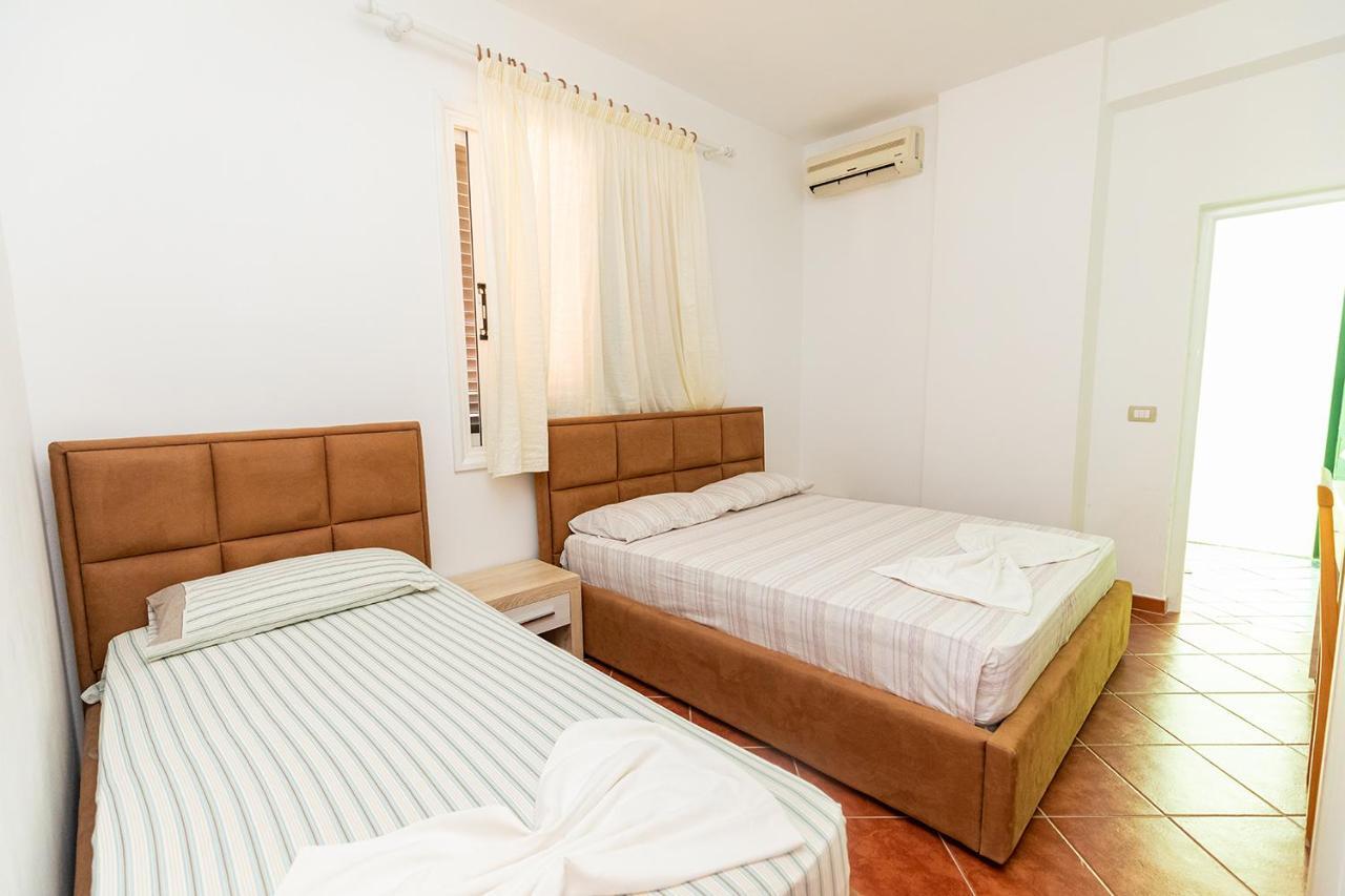 Hotel Dini Radhimë Екстериор снимка