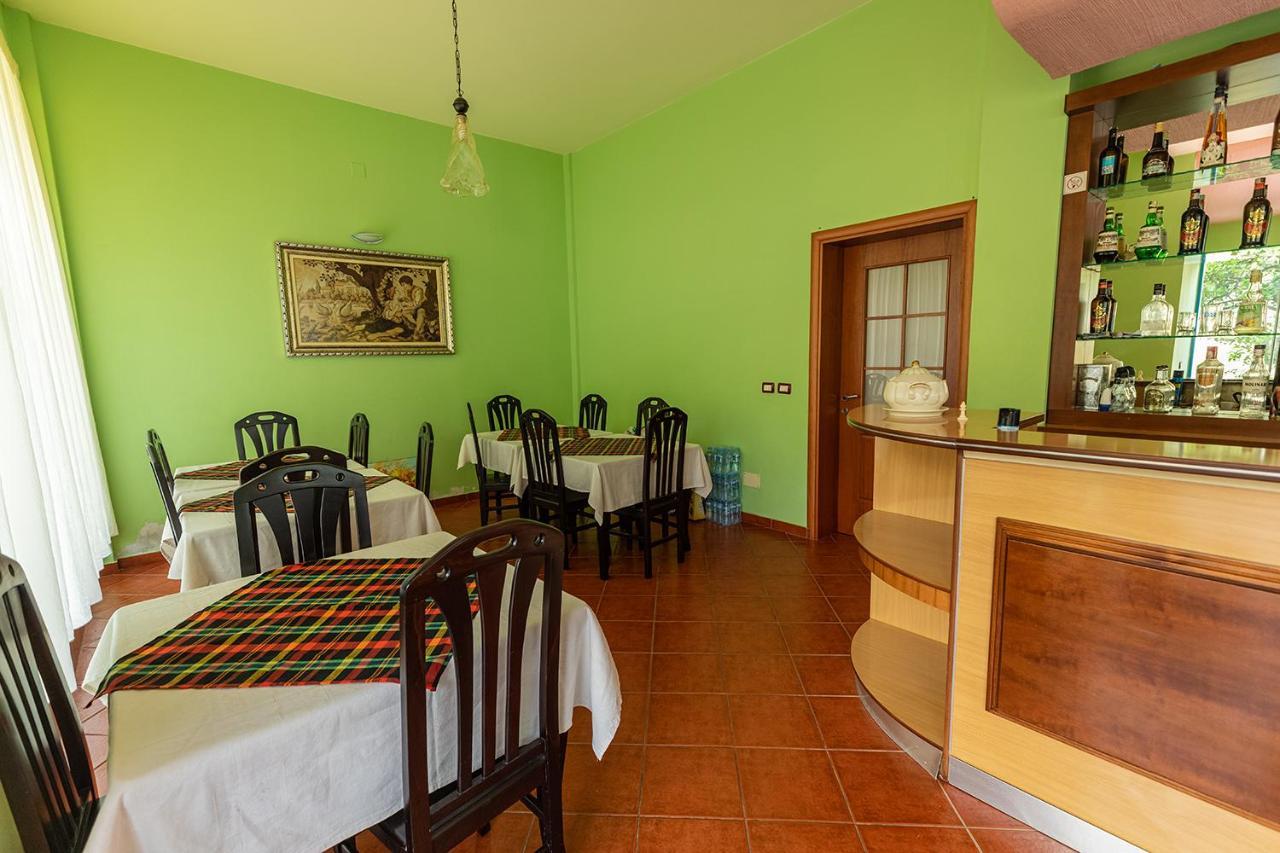 Hotel Dini Radhimë Екстериор снимка