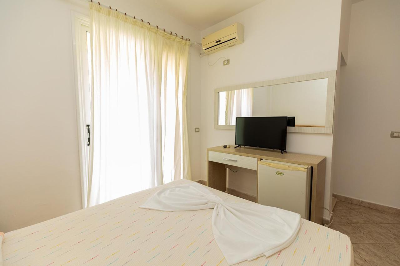 Hotel Dini Radhimë Екстериор снимка