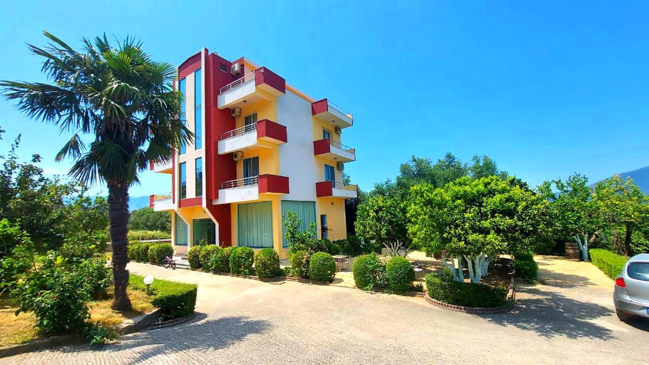 Hotel Dini Radhimë Екстериор снимка
