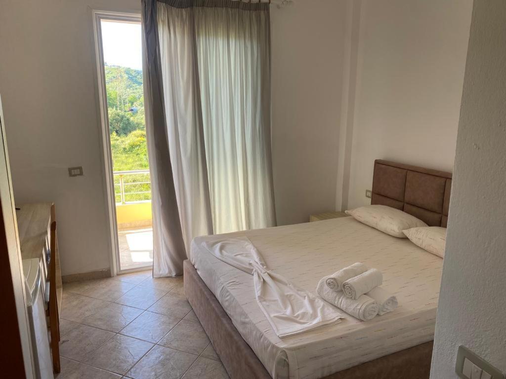 Hotel Dini Radhimë Екстериор снимка