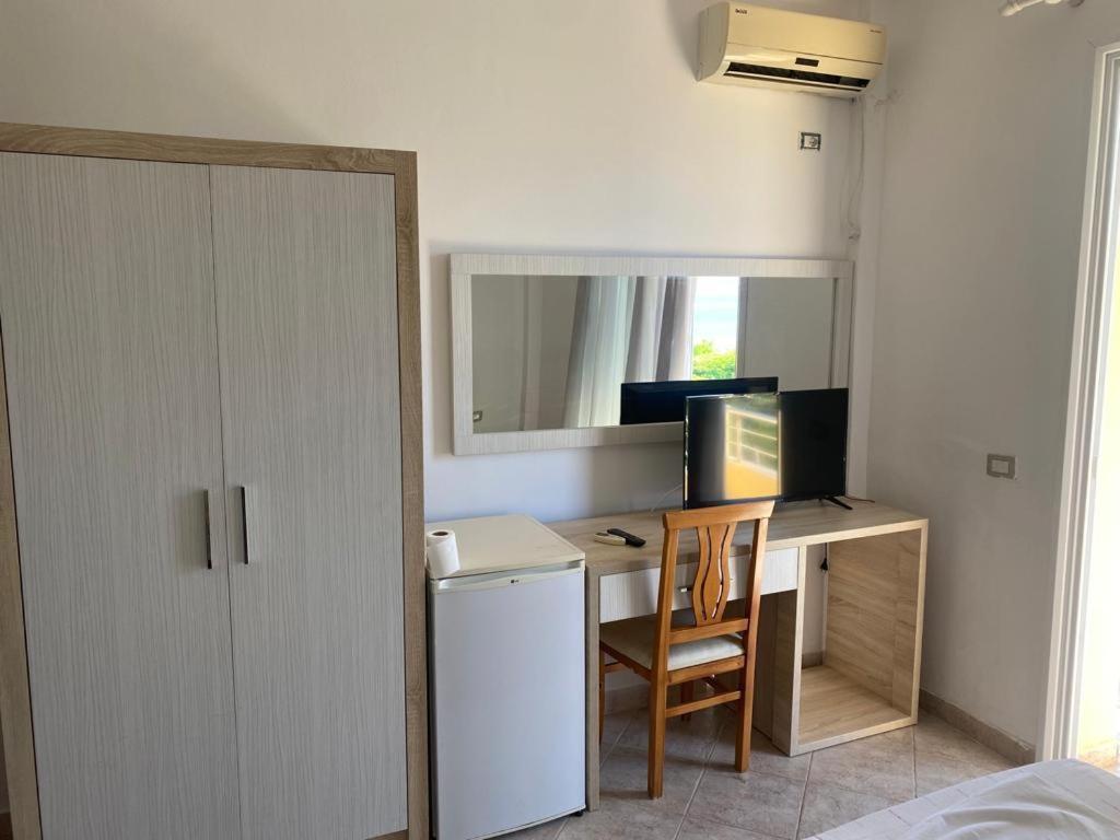 Hotel Dini Radhimë Екстериор снимка