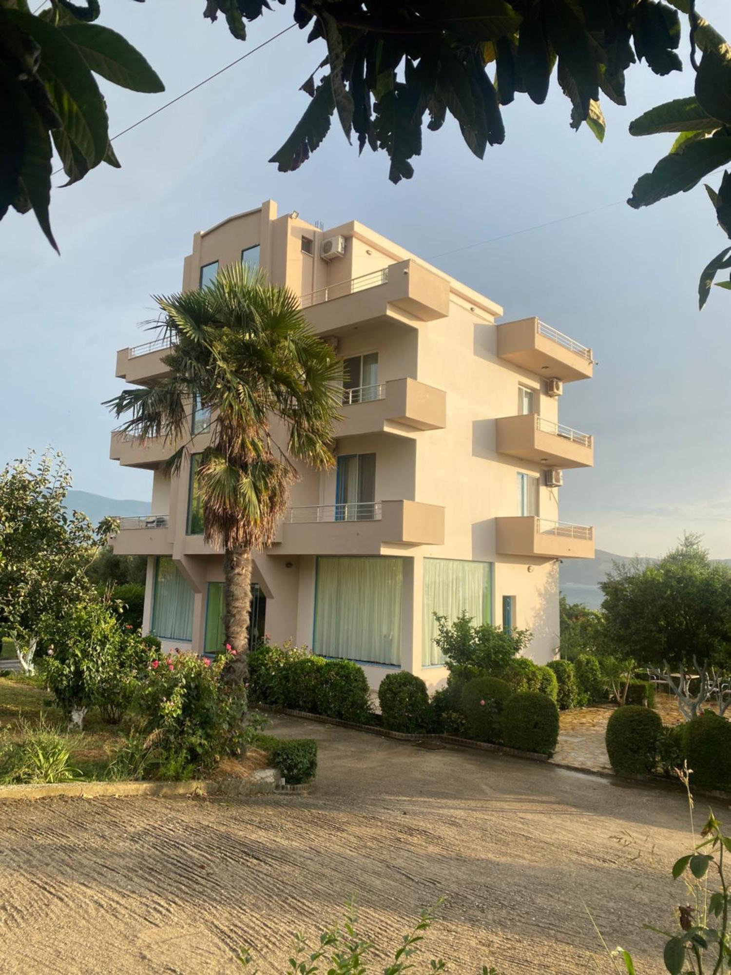 Hotel Dini Radhimë Екстериор снимка